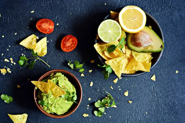 Skål Guacamole Dip Med Majs Nachos Chips Och Ingredienser Mörk — Stockfoto