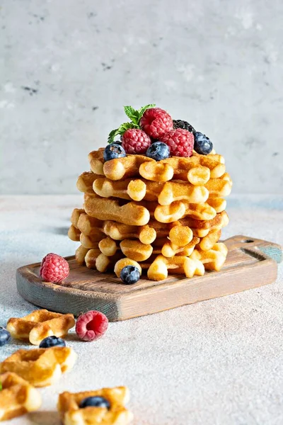 Frische Knusprige Belgische Waffeln Zum Frühstück Mit Reifen Beeren Himbeeren — Stockfoto