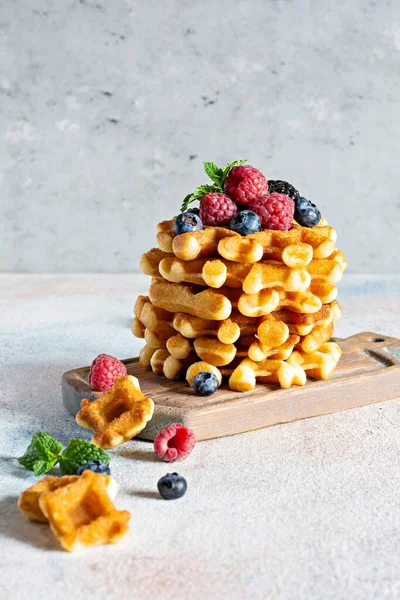 Frische Knusprige Belgische Waffeln Zum Frühstück Mit Reifen Beeren Himbeeren — Stockfoto