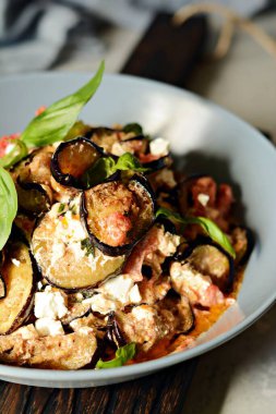 Fırında patlıcan, domates, soğan ve peynir. Sebze tabağı. Akdeniz yemeği. Ratatouille Fransız sebze yemeği. Sağlıklı, lezzetli yemekler, sebze yahnisi. Sert gölgeler