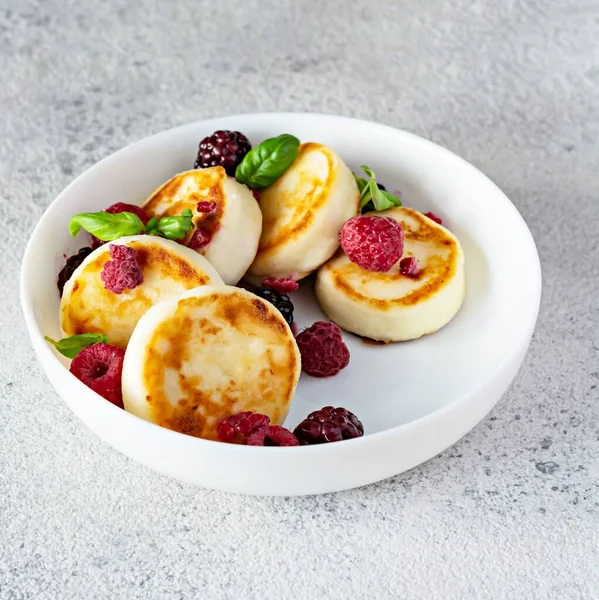 Frischer Quark Oder Ricotta Pfannkuchen Syrniki Krapfen Auf Einem Weißen — Stockfoto