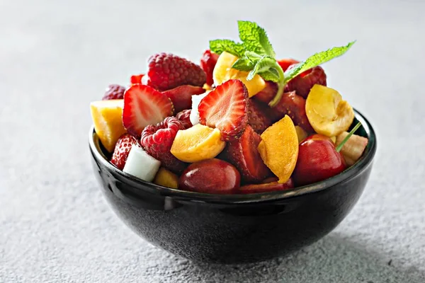 Ensalada Frutas Frescas Tazón Negro Sobre Fondo Gris Alimento Orgánico —  Fotos de Stock