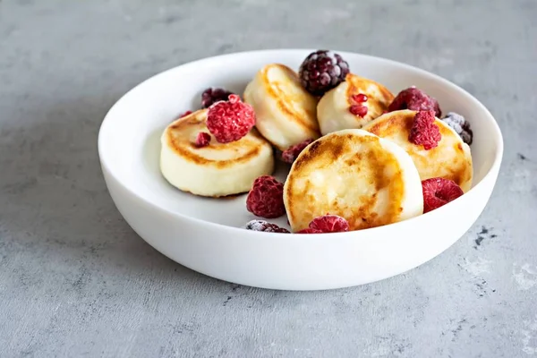 Frischer Quark Oder Ricotta Pfannkuchen Syrniki Krapfen Auf Einem Weißen — Stockfoto