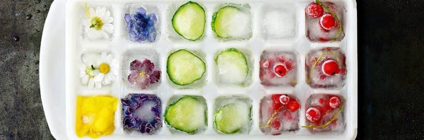 Разноцветные Замороженные Кубики Льда Фруктами Цветами Овощами Темном Фоне Виде — стоковое фото