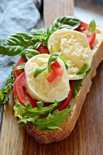 Aperitivo Italiano Bruschetta Torrada Com Salada Caprese Uma Tábua Madeira — Fotografia de Stock