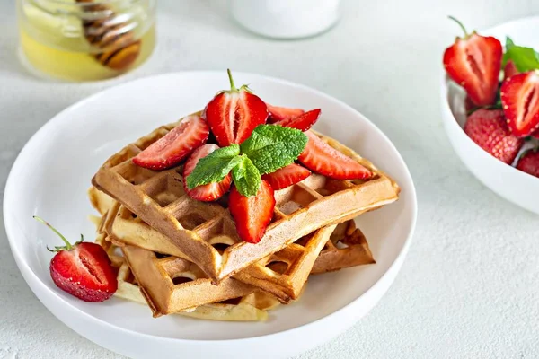 Fresh Crisp Belgian Waffles Ripe Strawberries Mint Honey Breakfast Light — Stock Photo, Image