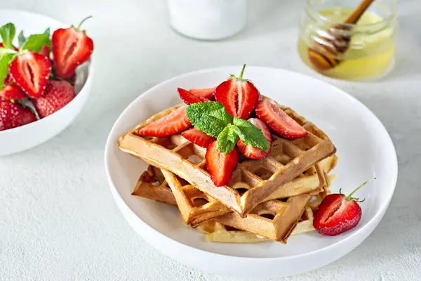 Frische Knusprige Belgische Waffeln Mit Reifen Erdbeeren Minze Und Honig — Stockfoto