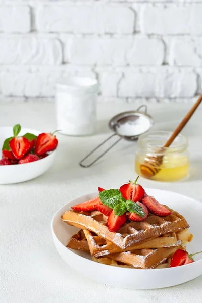 Frische Knusprige Belgische Waffeln Mit Reifen Erdbeeren Minze Und Honig — Stockfoto