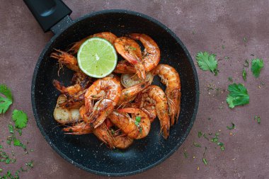 Baharatlı ızgarada limon ve sarımsaklı marine edilmiş karides. Lezzetli taze deniz ürünleri, Akdeniz mutfağı..