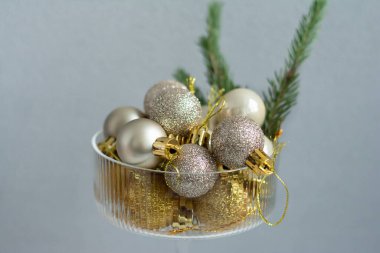 Şampanya kadehindeki Noel ağacı süslemeleri. Yeni Yıl Konsepti.