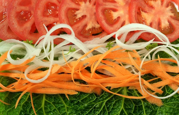 Taze sebze salatası.