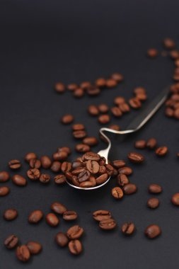 Bir kahve kaşığı kahve çekirdekleri