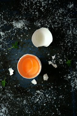 Çiğ yumurta kabuğu