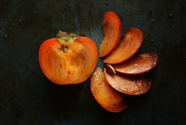 karanlık bir arka plan üzerinde taze hurma