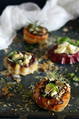 Tarte Tatin karamelize soğan ve peynir Dorblu