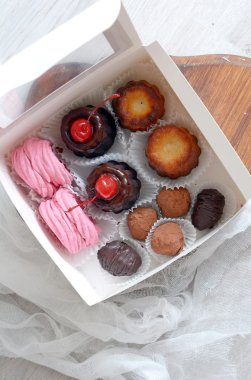 tatlılar beyaz bir arka plan üzerinde küçük beyaz kutu