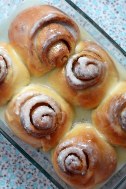 krema ve tarçın ile güzel kokulu Cinnabon