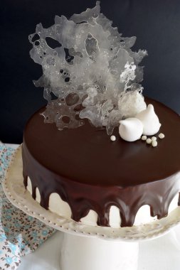 Hava sufle kek çikolata sosu ile