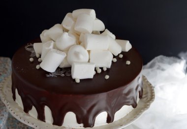 Hava sufle kek çikolata sosu ile