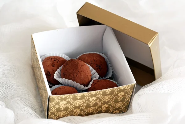 Box čokolád a lanýže v čokoládové švestky — Stock fotografie