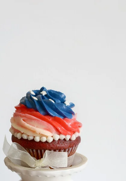Rote Samt-Cupcakes mit Frischkäse — Stockfoto