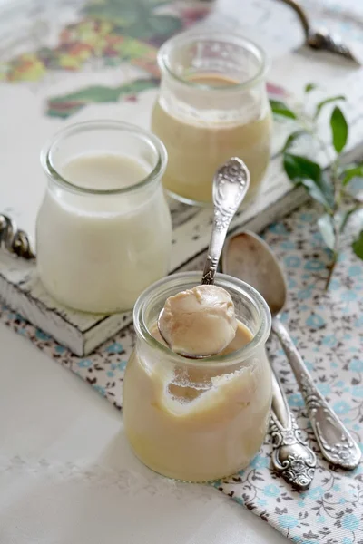 Sonntags sonniges Frühstück mit hausgemachtem Joghurt — Stockfoto