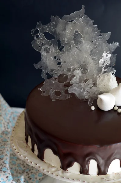 Luftsuppenkuchen mit Schokoladenglasur — Stockfoto