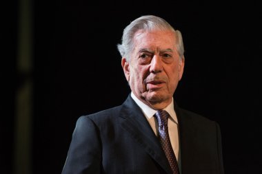 Nobel ödüllü edebiyat Mario Vargas Llosa, kitabında Cinco esquinas sunu sırasında konuşuyor