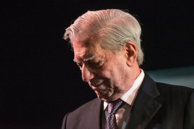 Nobel ödüllü edebiyat Mario Vargas Llosa, kitabında Cinco esquinas sunu sırasında konuşuyor