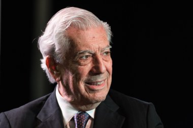 Nobel ödüllü edebiyat Mario Vargas Llosa, kitabında Cinco esquinas sunu sırasında konuşuyor