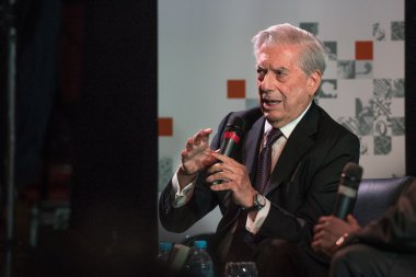 Nobel ödüllü edebiyat Mario Vargas Llosa, kitabında Cinco esquinas sunu sırasında konuşuyor
