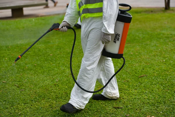 Zaměstnance fumigates na Aedes aegypti komáři — Stock fotografie