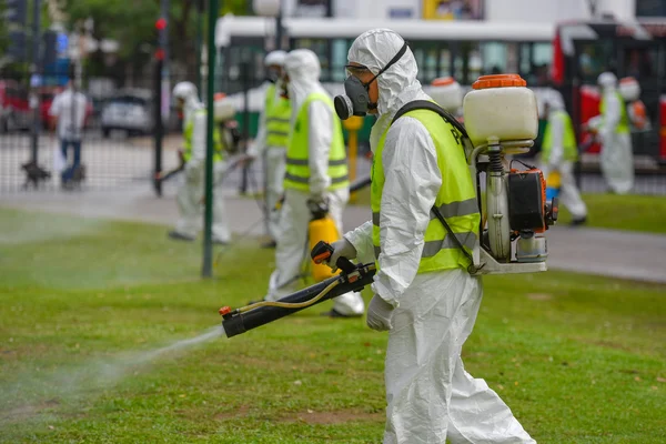 Funcionários fumigam para mosquitos Aedes aegypti — Fotografia de Stock