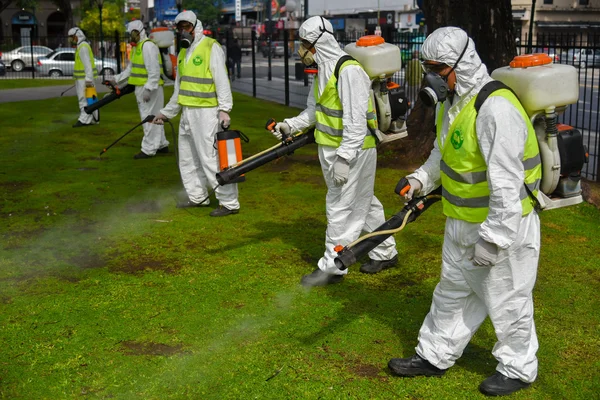 Employees fumigate for Aedes aegypti mosquitos — Stock Photo, Image