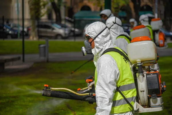 Funcionários fumigam para mosquitos Aedes aegypti — Fotografia de Stock