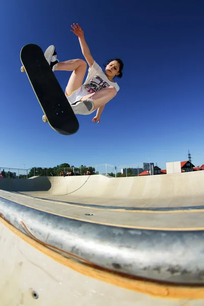 Skates de menina em um meiotubo — Fotografia de Stock