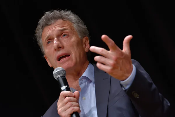 Mauricio Macri talar under en presskonferens — Stockfoto