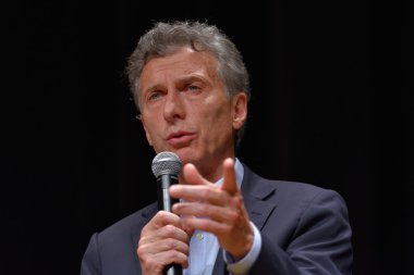 Mauricio Macri bir basın toplantısında konuşuyor