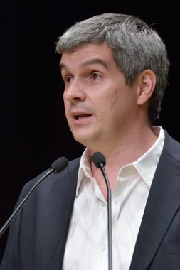 Marcos Pena bir basın toplantısında konuşuyor