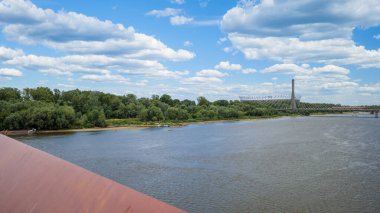 Vistula Nehri 'nin vahşi kıyısı. Varşova, Polonya 'nın başkenti. Ulusal stadyuma ve köprüye doğru bakın..