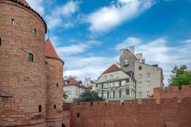 Varşova 'nın eski kasabasının savunma duvarları. Tuğla duvarlar, arka planda evler. Polonya 'nın başkenti. Podwale Caddesi. Barbikalı..