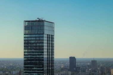 Varşova, Polonya - 02 Temmuz 2025: Varşova havacılık panoraması. Ön planda kozmpolitan gökdelen. Modern apartman binası. Gökyüzü açık. Boşluğu kopyala