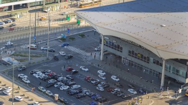 Varşova, Polonya - 02 Temmuz 2025: Varşova Merkez Tren İstasyonu binasının hava manzarası.