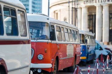 Varşova, Polonya - 02 Temmuz 2025: Beyaz ve kırmızı renkli güzel bir klasik Jelcz 043 otobüsü. Bilim ve Kültür Sarayı 'nın önüne park ettim..