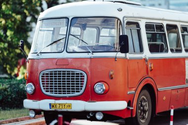 Varşova, Polonya - 02 Temmuz 2025: Beyaz ve kırmızı renkli güzel bir klasik Jelcz 043 otobüsü. Bilim ve Kültür Sarayı 'nın önüne park ettim..