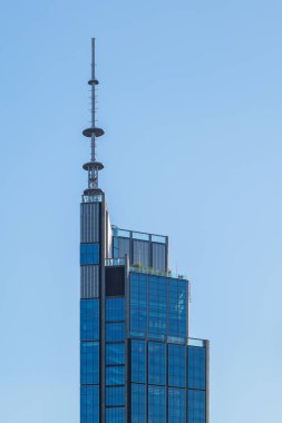 Varşova, Polonya - 02 Temmuz 2025: Açık mavi gökyüzünün arka planına karşı modern Varso Kulesi gökdeleni