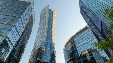 Varşova, Polonya - 02 Temmuz 2025: Avrupa Meydanı. Varşova Spire gökdeleni. Modern cam binalar. Varşova 'nın yeni merkezi. Polonya 'nın başkenti. İş merkezi. Ofis binaları.