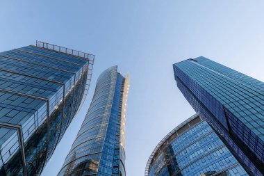 Varşova, Polonya - 02 Temmuz 2025: Avrupa Meydanı. Varşova Spire gökdeleni. Modern cam binalar. Varşova 'nın yeni merkezi. Polonya 'nın başkenti. İş merkezi. Ofis binaları.