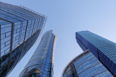 Varşova, Polonya - 02 Temmuz 2025: Avrupa Meydanı. Varşova Spire gökdeleni. Modern cam binalar. Varşova 'nın yeni merkezi. Polonya 'nın başkenti. İş merkezi. Ofis binaları.