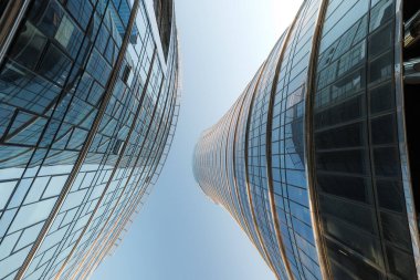 Varşova, Polonya - 02 Temmuz 2025: Avrupa Meydanı. Varşova Spire gökdeleni. Modern cam binalar. Varşova 'nın yeni merkezi. Polonya 'nın başkenti. İş merkezi. Ofis binaları.